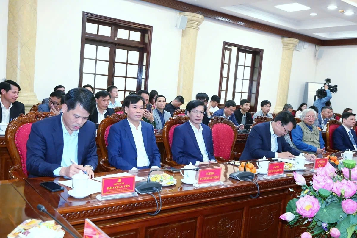 Đội ngũ tr&iacute; thức, b&aacute;o ch&iacute;, văn nghệ sĩ v&agrave; c&aacute;c lực lượng ti&ecirc;u biểu tiếp tục đồng h&agrave;nh v&igrave; sự ph&aacute;t triển của tỉnh