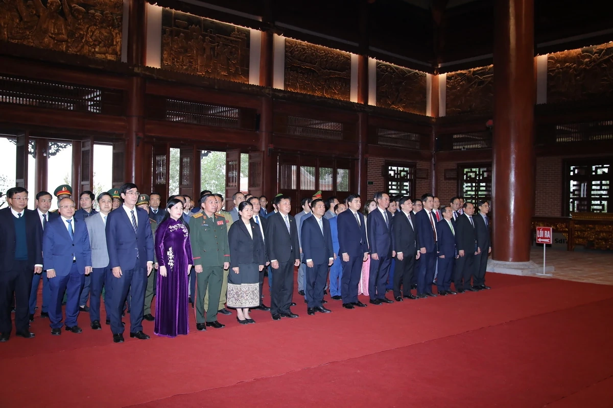 Đoàn đại biểu cấp cao hai tỉnh Thanh Hóa - Hủa Phăn dâng hương Anh hùng dân tộc Lê Lợi, Chủ tịch Hồ Chí Minh và các Anh hùng liệt sĩ