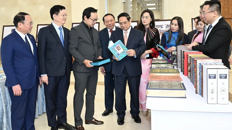 X&acirc;y dựng con người Việt Nam ph&aacute;t triển to&agrave;n diện, m&ocirc;i trường văn h&oacute;a nh&acirc;n văn, văn minh v&agrave; hiện đại