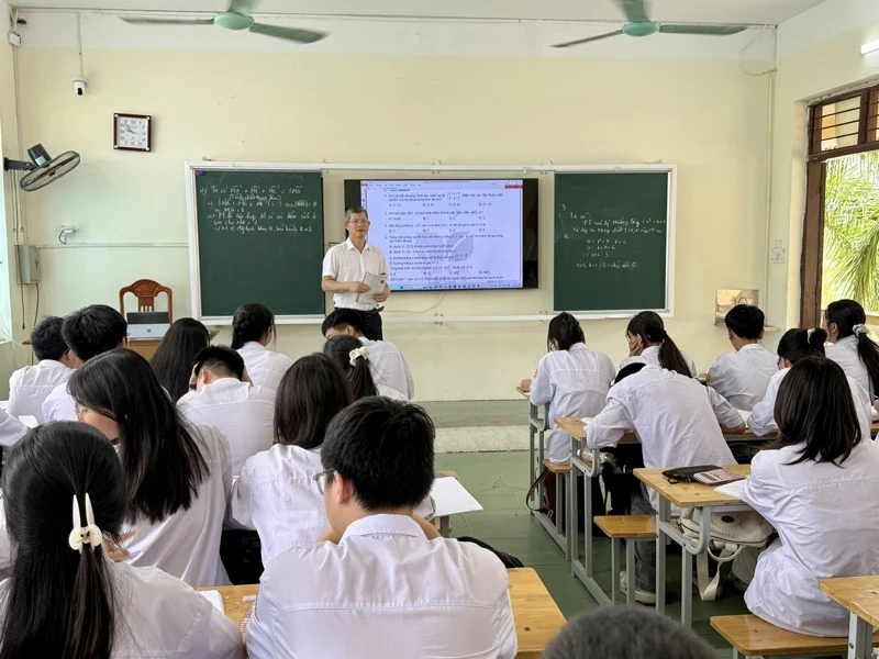 Học và làm theo Bác ở Trường THPT Đông Sơn 1