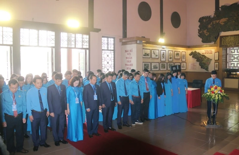 Đo&agrave;n đại biểu dự Đại hội C&ocirc;ng đo&agrave;n tỉnh Thanh H&oacute;a d&acirc;ng hương b&aacute;o c&ocirc;ng Chủ tịch Hồ Ch&iacute; Minh