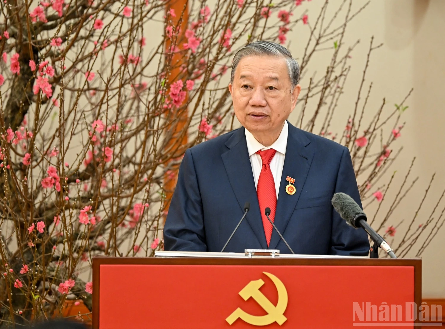 Trao Huy hiệu 45 năm tuổi Đảng, tặng đồng chí Tổng Bí thư Tô Lâm