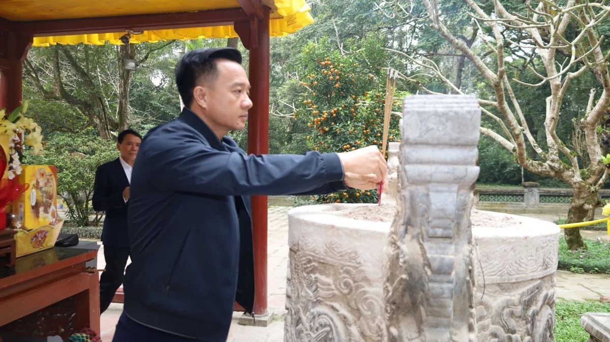 Hiệp hội Doanh nghiệp tỉnh dâng hương tại các di tích trọng điểm và gặp gỡ, giao lưu doanh nhân, doanh nghiệp