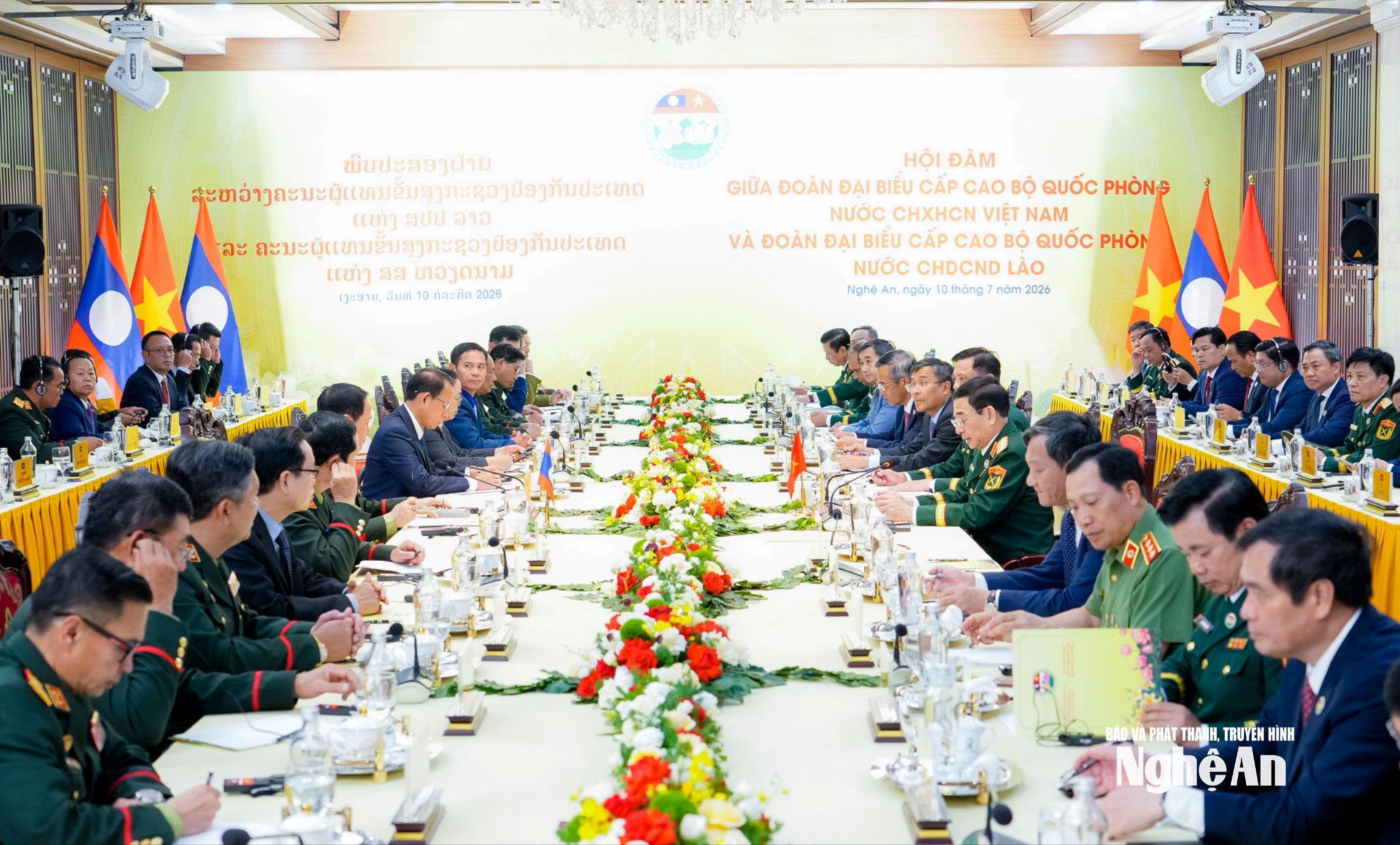 Hội đàm giữa Bộ trưởng Bộ Quốc phòng Việt Nam và Bộ trưởng Bộ Quốc phòng Lào