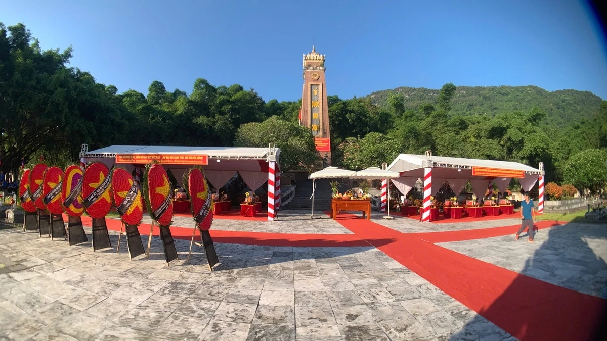 Truy điệu, an táng 19 hài cốt liệt sĩ quân tình nguyện và chuyên gia Việt Nam hy sinh tại Lào an nghỉ tại Nghĩa trang Liệt sĩ Quốc tế Đồng Tâm
