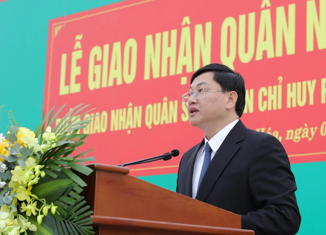 Bí thư Tỉnh ủy Nguyễn Doãn Anh và Thứ trưởng Bộ Quốc phòng Lê Đức Thái dự lễ giao nhận quân tại phường Hạc Thành