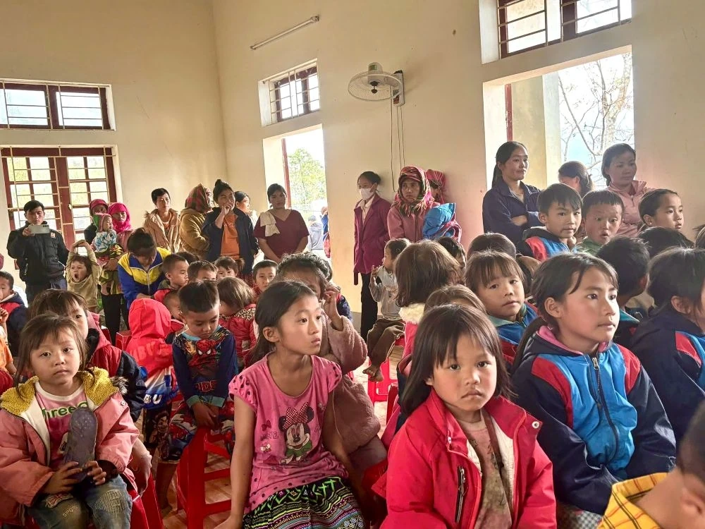 Tặng qu&agrave; cho trẻ em c&oacute; ho&agrave;n cảnh đặc biệt kh&oacute; khăn nh&acirc;n dịp Tết Nguy&ecirc;n đ&aacute;n B&iacute;nh Ngọ 2026