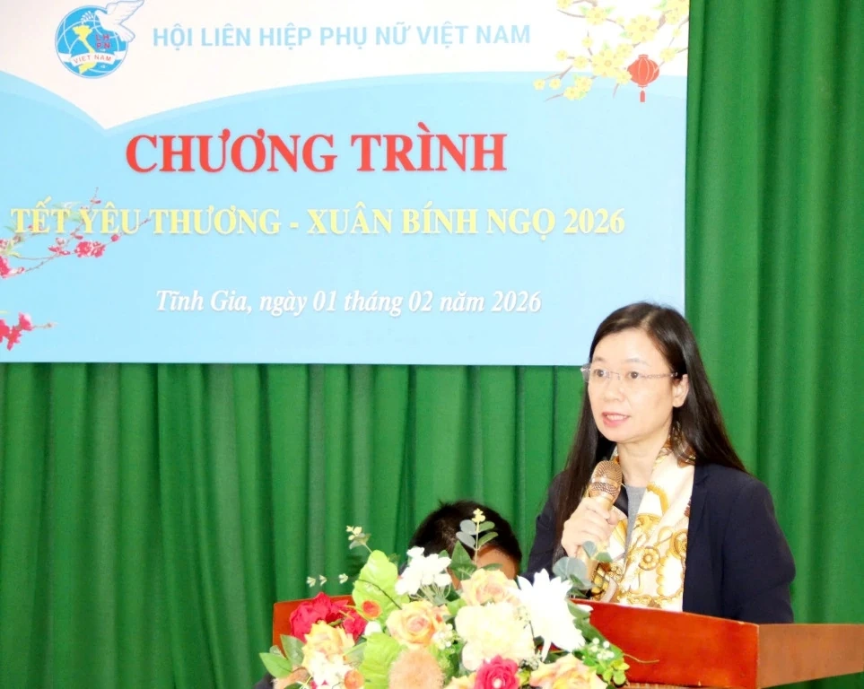 Ph&oacute; Chủ tịch Trung ương Hội LHPN Việt Nam thăm, tặng qu&agrave; Mẹ Việt Nam anh h&ugrave;ng, trẻ mồ c&ocirc;i v&agrave; phụ nữ kh&oacute; khăn
