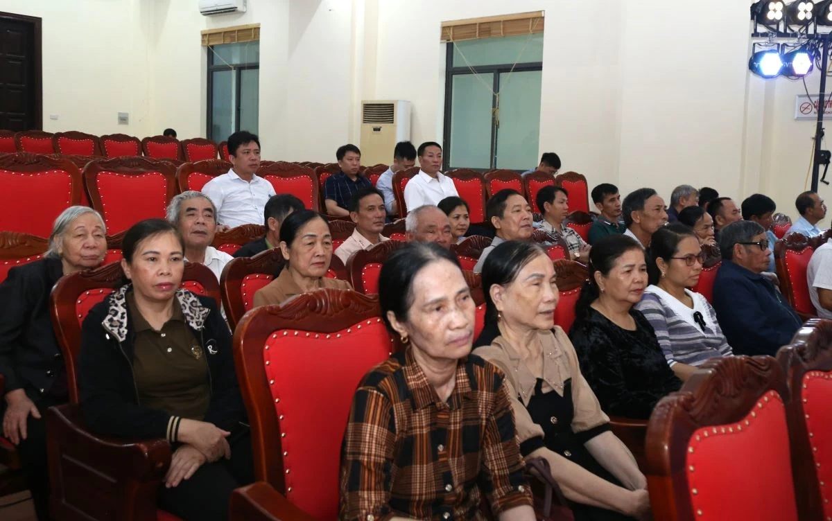 Chủ tịch UBND tỉnh Nguyễn Hoài Anh và các ứng cử viên đại biểu HĐND tỉnh tiếp xúc cử tri đơn vị bầu cử số 12