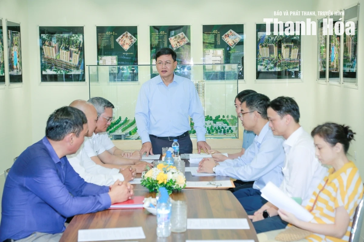 Phó Chủ tịch Thường trực UBND tỉnh Mai Xuân Liêm kiểm tra tiến độ dự án nhà ở xã hội tại phường Hàm Rồng
