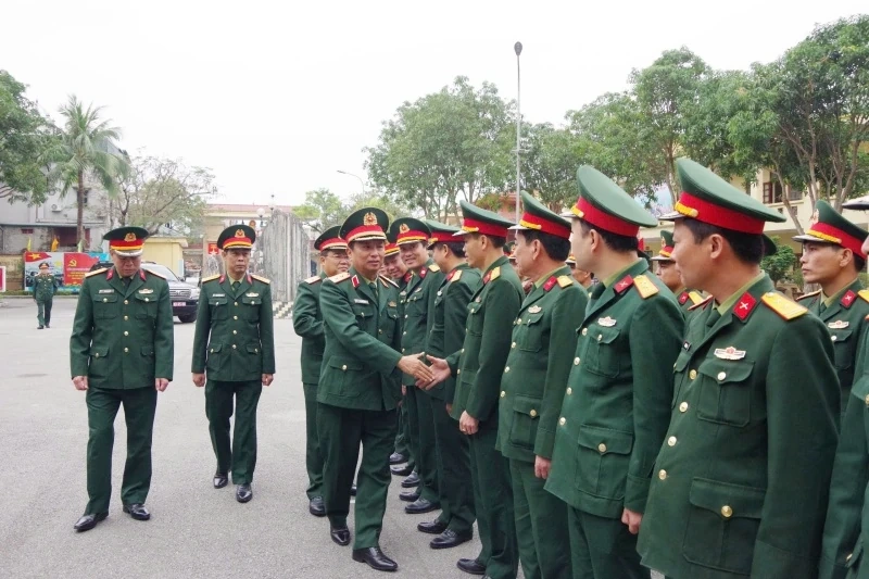 Tư lệnh Qu&acirc;n khu 4 H&agrave; Thọ B&igrave;nh kiểm tra, ch&uacute;c Tết tại Sư đo&agrave;n 341