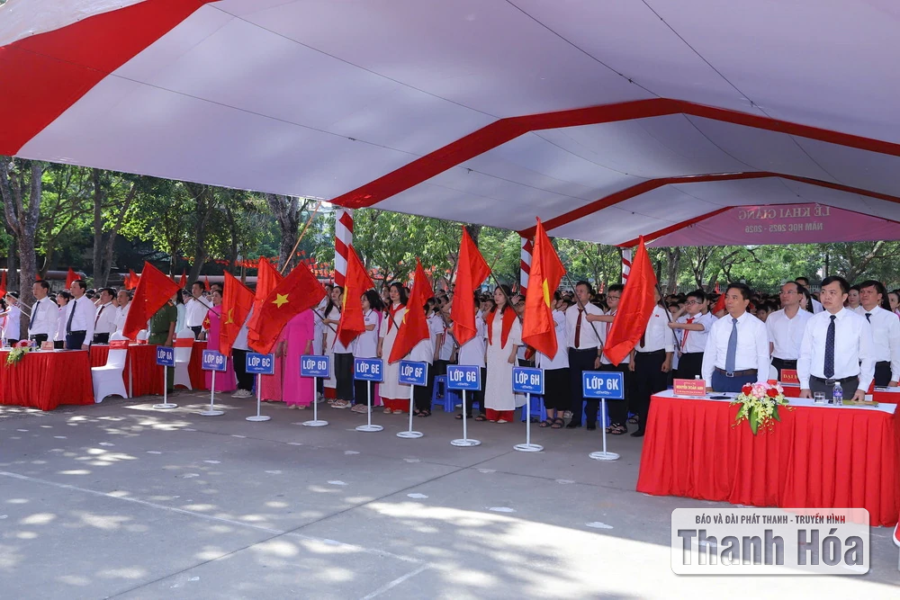 Bí thư Tỉnh ủy Nguyễn Doãn Anh và Chủ tịch UBND tỉnh Đỗ Minh Tuấn dự lễ khai giảng năm học 2025-2026 tại Trường THCS Trần Mai Ninh