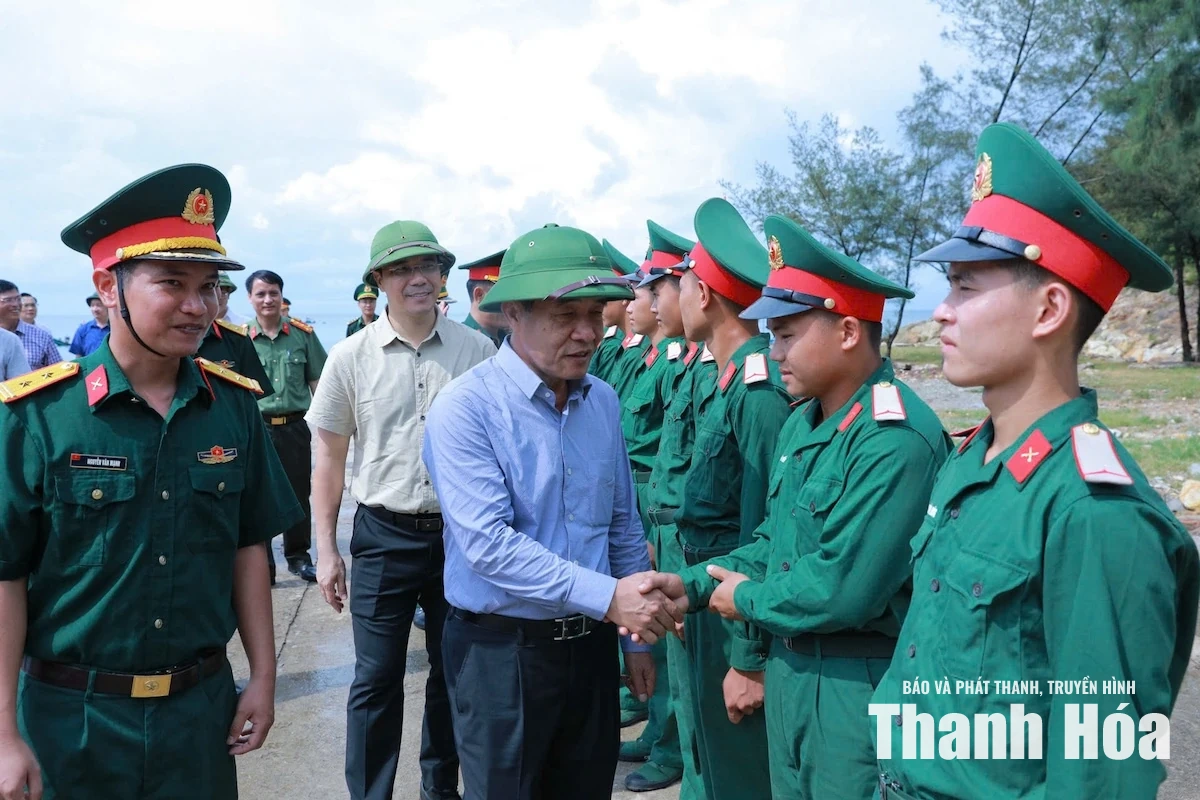 Bí thư Tỉnh ủy Lê Đức Thái dâng hương tưởng niệm các Anh hùng liệt sĩ và kiểm tra công tác sẵn sàng chiến đấu tại Đảo Mê