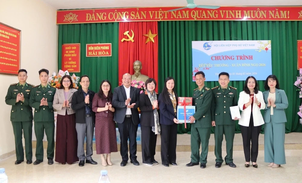 Ph&oacute; Chủ tịch Trung ương Hội LHPN Việt Nam thăm, tặng qu&agrave; Mẹ Việt Nam anh h&ugrave;ng, trẻ mồ c&ocirc;i v&agrave; phụ nữ kh&oacute; khăn
