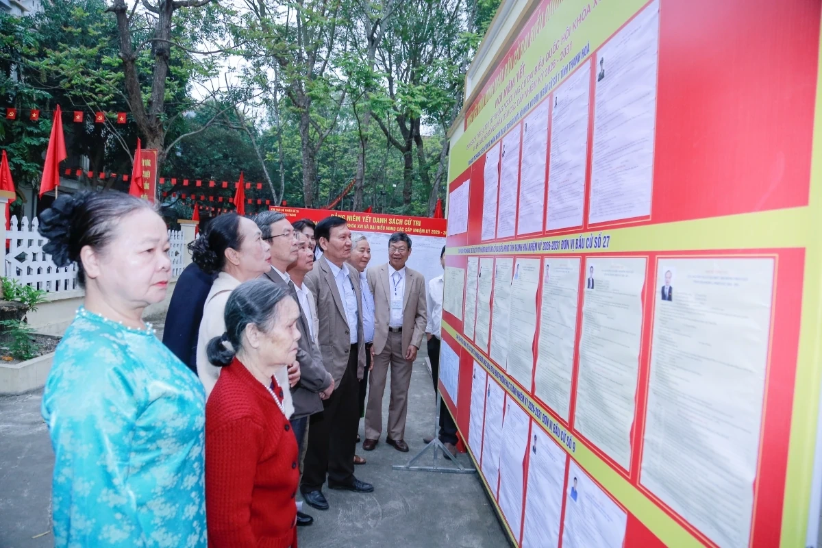 Phó Bí thư Tỉnh ủy, Chủ tịch Ủy ban MTTQ tỉnh Trịnh Tuấn Sinh dự lễ khai mạc và bỏ phiếu bầu cử tại Nhà văn hóa Tổ dân phố Đội Cung 3