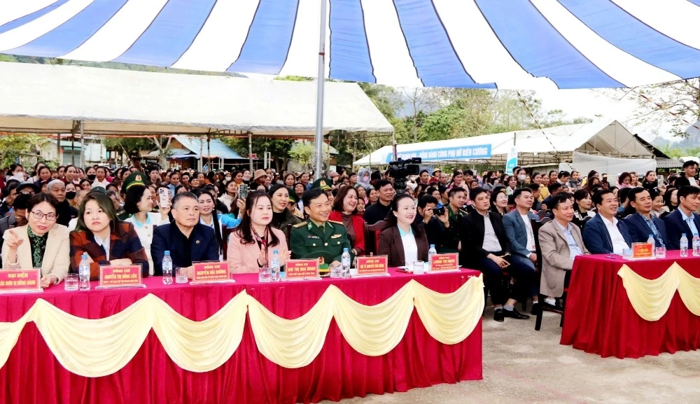 “Tết sẻ chia - Ấm tình dân bản” trao tặng hàng trăm suất quà cho hội viên, phụ nữ, trẻ em khó khăn vùng biên