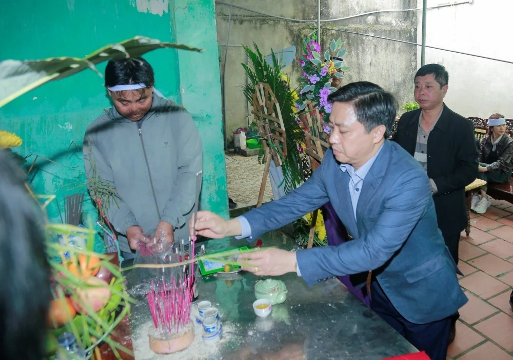 Thăm viếng ngư dân bị tử vong trong quá trình khai thác thuỷ sản