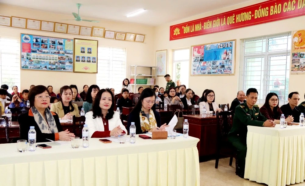 Ph&oacute; Chủ tịch Trung ương Hội LHPN Việt Nam thăm, tặng qu&agrave; Mẹ Việt Nam anh h&ugrave;ng, trẻ mồ c&ocirc;i v&agrave; phụ nữ kh&oacute; khăn