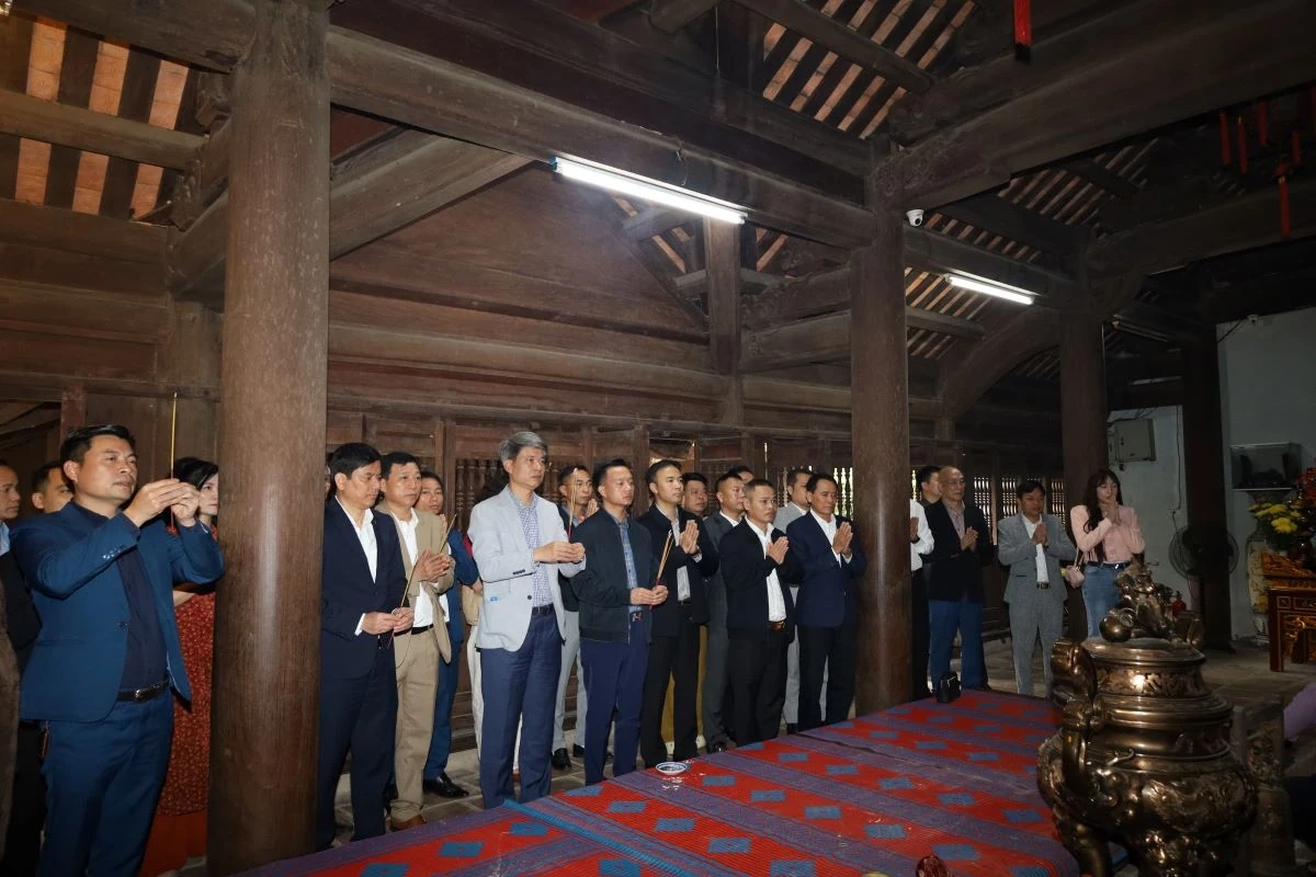 Hiệp hội Doanh nghiệp tỉnh dâng hương tại các di tích trọng điểm và gặp gỡ, giao lưu doanh nhân, doanh nghiệp