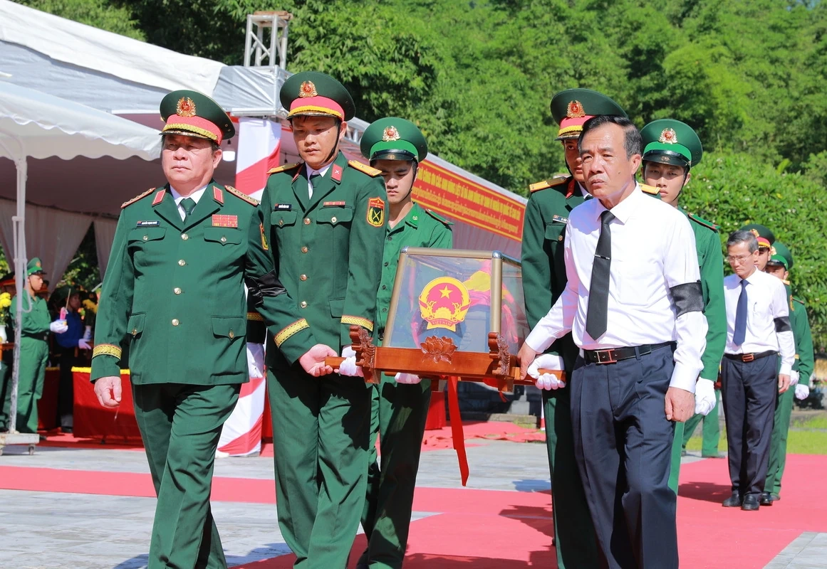 Truy điệu, an táng 19 hài cốt liệt sĩ quân tình nguyện và chuyên gia Việt Nam hy sinh tại Lào an nghỉ tại Nghĩa trang Liệt sĩ Quốc tế Đồng Tâm