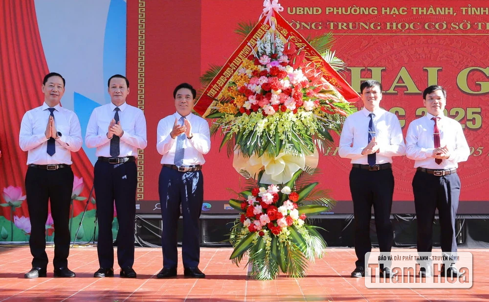 Bí thư Tỉnh ủy Nguyễn Doãn Anh và Chủ tịch UBND tỉnh Đỗ Minh Tuấn dự lễ khai giảng năm học 2025-2026 tại Trường THCS Trần Mai Ninh