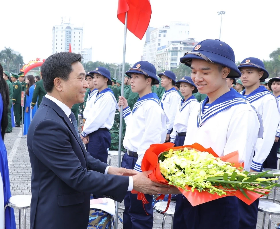 Bí thư Tỉnh ủy Nguyễn Doãn Anh và Thứ trưởng Bộ Quốc phòng Lê Đức Thái dự lễ giao nhận quân tại phường Hạc Thành