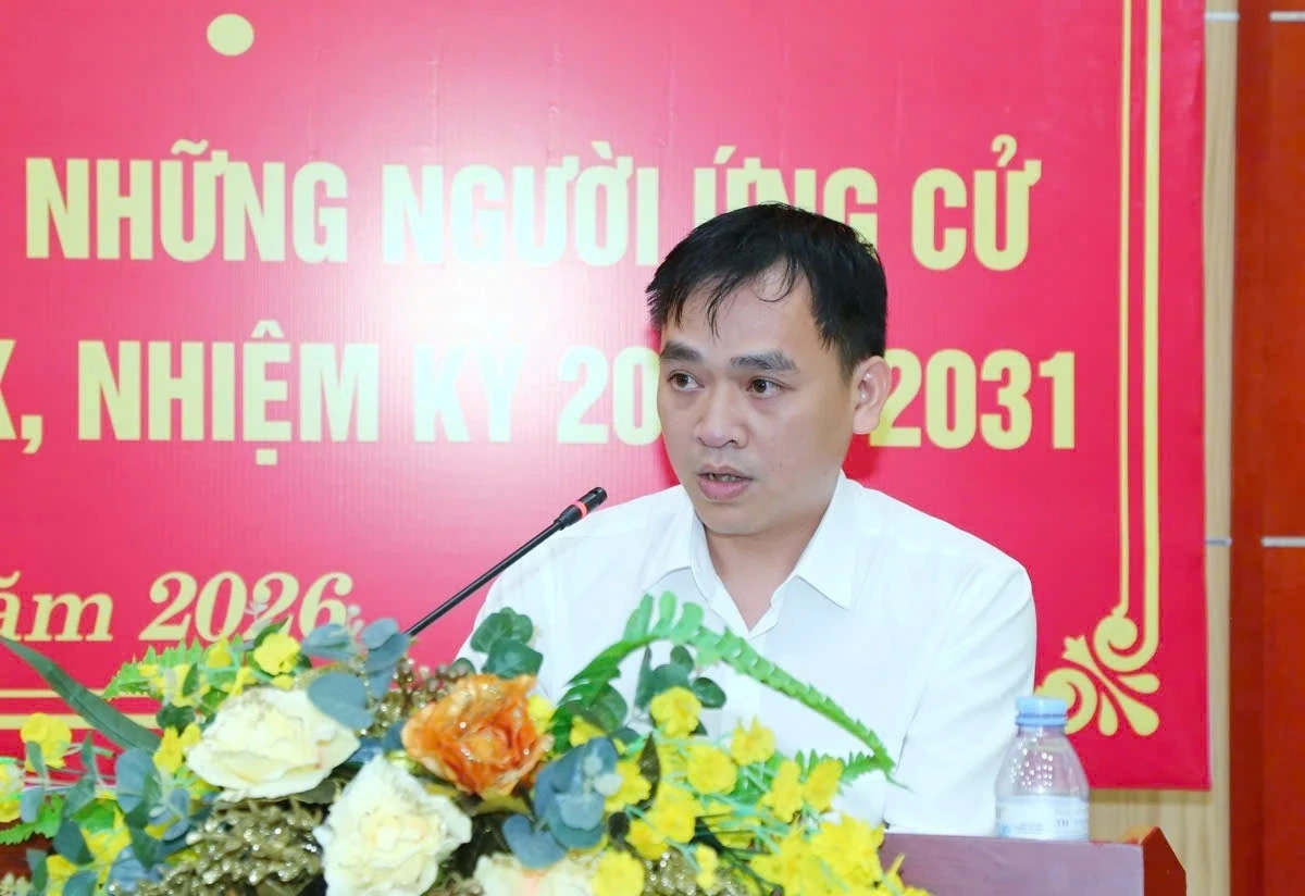 Phó Bí thư Thường trực Tỉnh ủy Nguyễn Hồng Phong và các ứng cử viên đại biểu HĐND tỉnh vận động bầu cử tại đơn vị bầu cử số 24