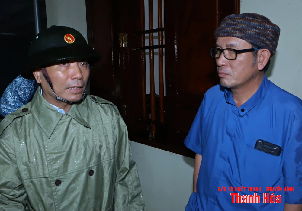 Bí thư Tỉnh ủy Nguyễn Doãn Anh kiểm tra công tác ứng phó bão số 5 và thăm hỏi, động viên người dân sơ tán tránh trú bão