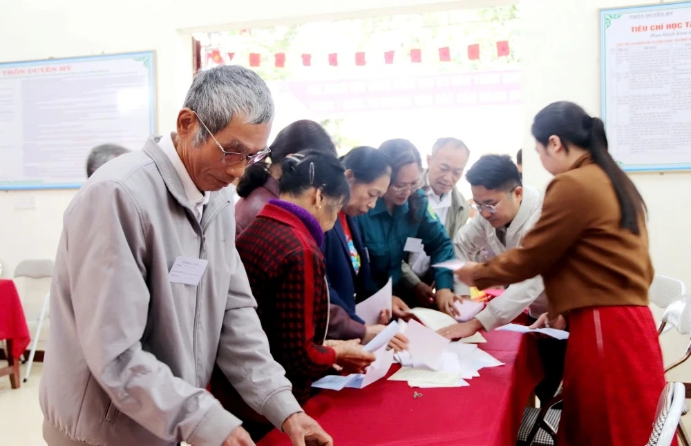 Xã Định Tân vận hành mẫu quy trình bỏ phiếu bầu cử 