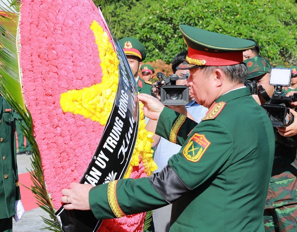 Truy điệu, an táng 19 hài cốt liệt sĩ quân tình nguyện và chuyên gia Việt Nam hy sinh tại Lào an nghỉ tại Nghĩa trang Liệt sĩ Quốc tế Đồng Tâm