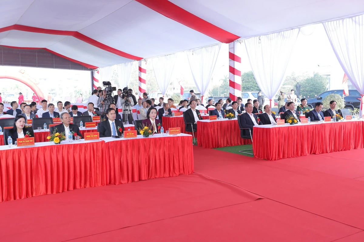 Thông xe kỹ thuật Cầu vượt đường sắt Bắc - Nam chào mừng Đại hội đại biểu toàn quốc lần thứ XIV của Đảng