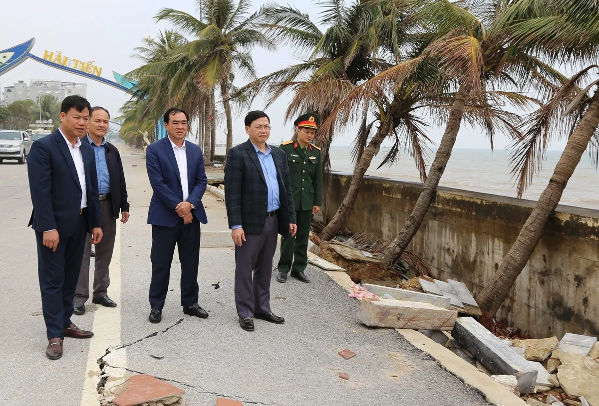 Ph&oacute; Chủ tịch Thường trực UBND tỉnh Mai Xu&acirc;n Li&ecirc;m kiểm tra c&aacute;c điểm sạt lở c&ocirc;ng tr&igrave;nh k&egrave; bờ biển x&atilde; Hoằng Thanh, Hoằng Tiến