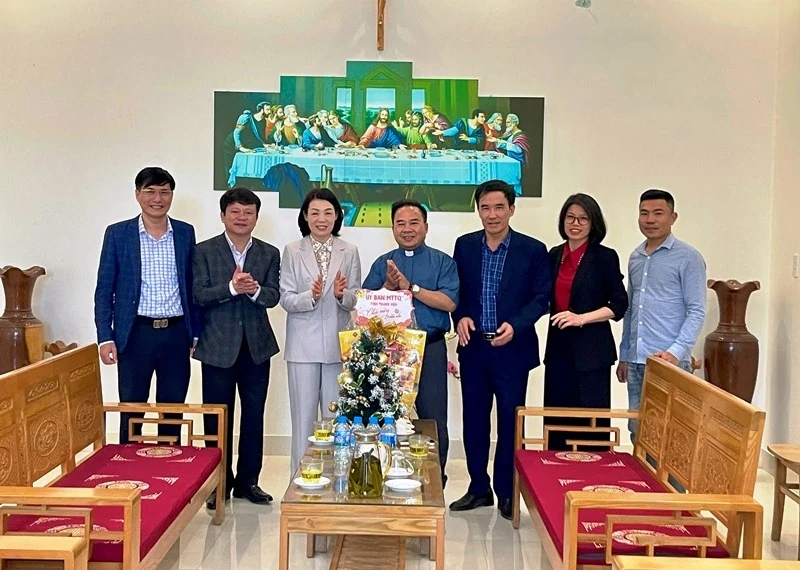 Ph&oacute; Chủ tịch Thường trực Ủy ban MTTQ tỉnh d&acirc;ng hương tại Khu Di t&iacute;ch lịch sử c&aacute;ch mạng Y&ecirc;n Trường v&agrave; thăm, ch&uacute;c Tết tại c&aacute;c x&atilde; Thọ Lập, Sao V&agrave;ng