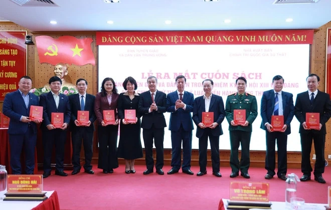 S&aacute;ch về ng&agrave;nh Tuy&ecirc;n gi&aacute;o v&agrave; D&acirc;n vận: Từ tư duy l&yacute; luận đến h&agrave;nh động thực tiễn