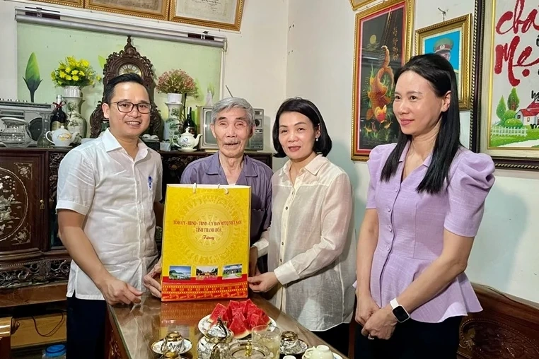 Phó Chủ tịch Thường trực Ủy ban MTTQ tỉnh Đỗ Thị Toán dự sinh hoạt chi bộ tại cơ sở
