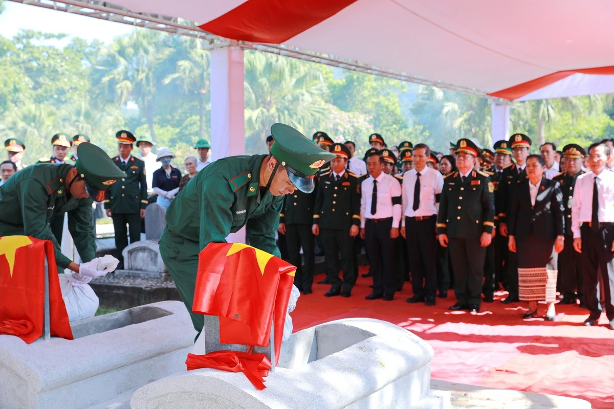 Truy điệu, an táng 19 hài cốt liệt sĩ quân tình nguyện và chuyên gia Việt Nam hy sinh tại Lào an nghỉ tại Nghĩa trang Liệt sĩ Quốc tế Đồng Tâm