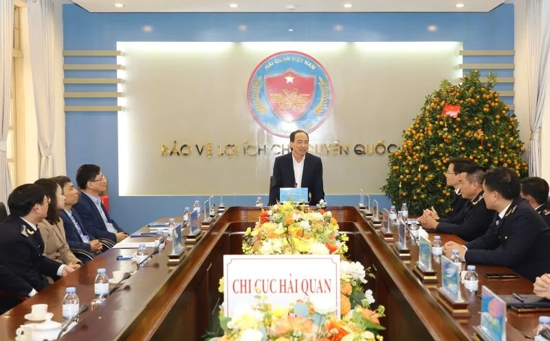 Phó Chủ tịch Thường trực HĐND tỉnh Lê Tiến Lam chúc Tết cơ quan Hải quan và Kho bạc Nhà nước
