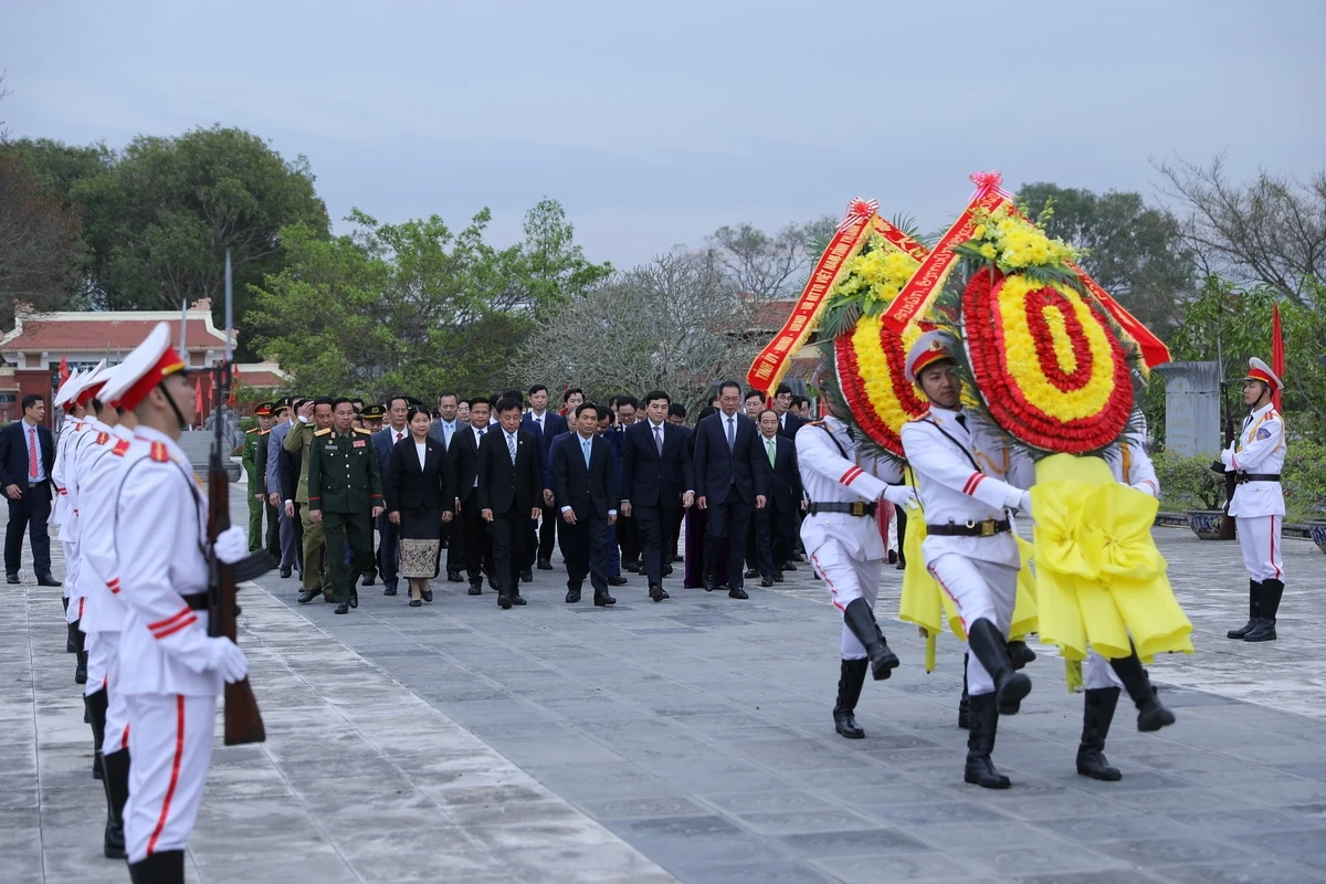Đoàn đại biểu cấp cao hai tỉnh Thanh Hóa - Hủa Phăn dâng hương Anh hùng dân tộc Lê Lợi, Chủ tịch Hồ Chí Minh và các Anh hùng liệt sĩ