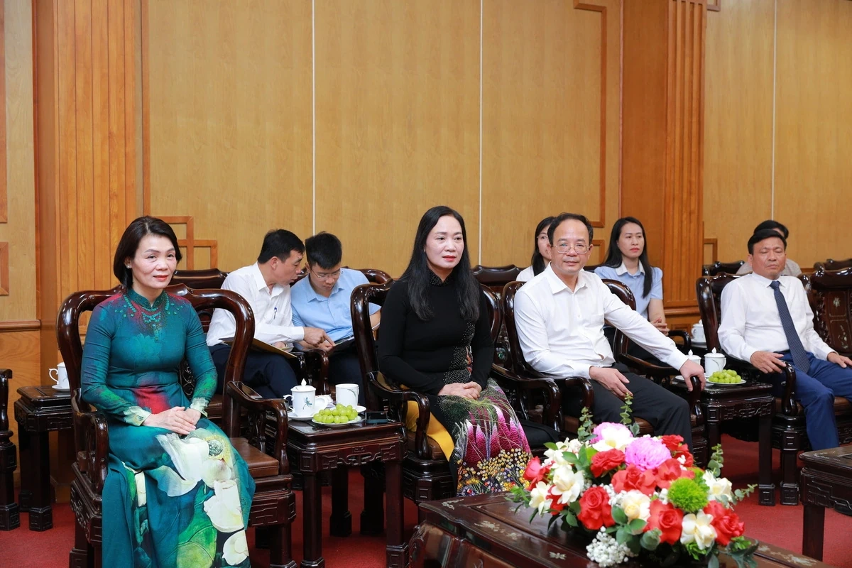 Bí thư Tỉnh ủy Lê Đức Thái tiếp xã giao Đoàn công tác Ban Tuyên huấn tỉnh Hủa Phăn và Đoàn Hội Phật giáo Việt Nam tỉnh Thanh Hóa