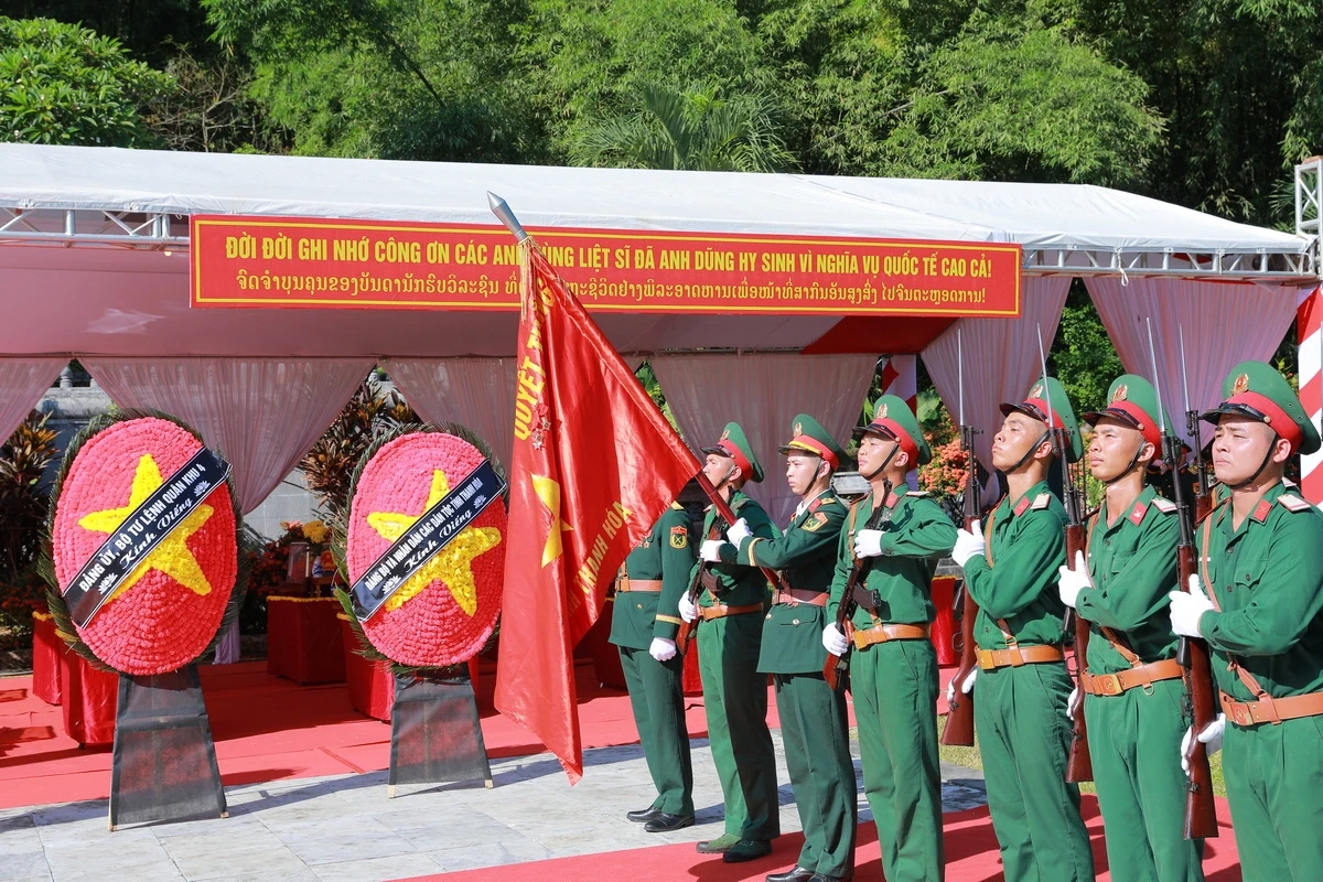 Truy điệu, an táng 19 hài cốt liệt sĩ quân tình nguyện và chuyên gia Việt Nam hy sinh tại Lào an nghỉ tại Nghĩa trang Liệt sĩ Quốc tế Đồng Tâm