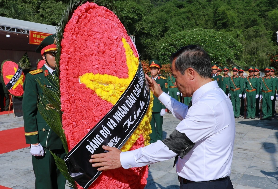 Truy điệu, an táng 19 hài cốt liệt sĩ quân tình nguyện và chuyên gia Việt Nam hy sinh tại Lào an nghỉ tại Nghĩa trang Liệt sĩ Quốc tế Đồng Tâm