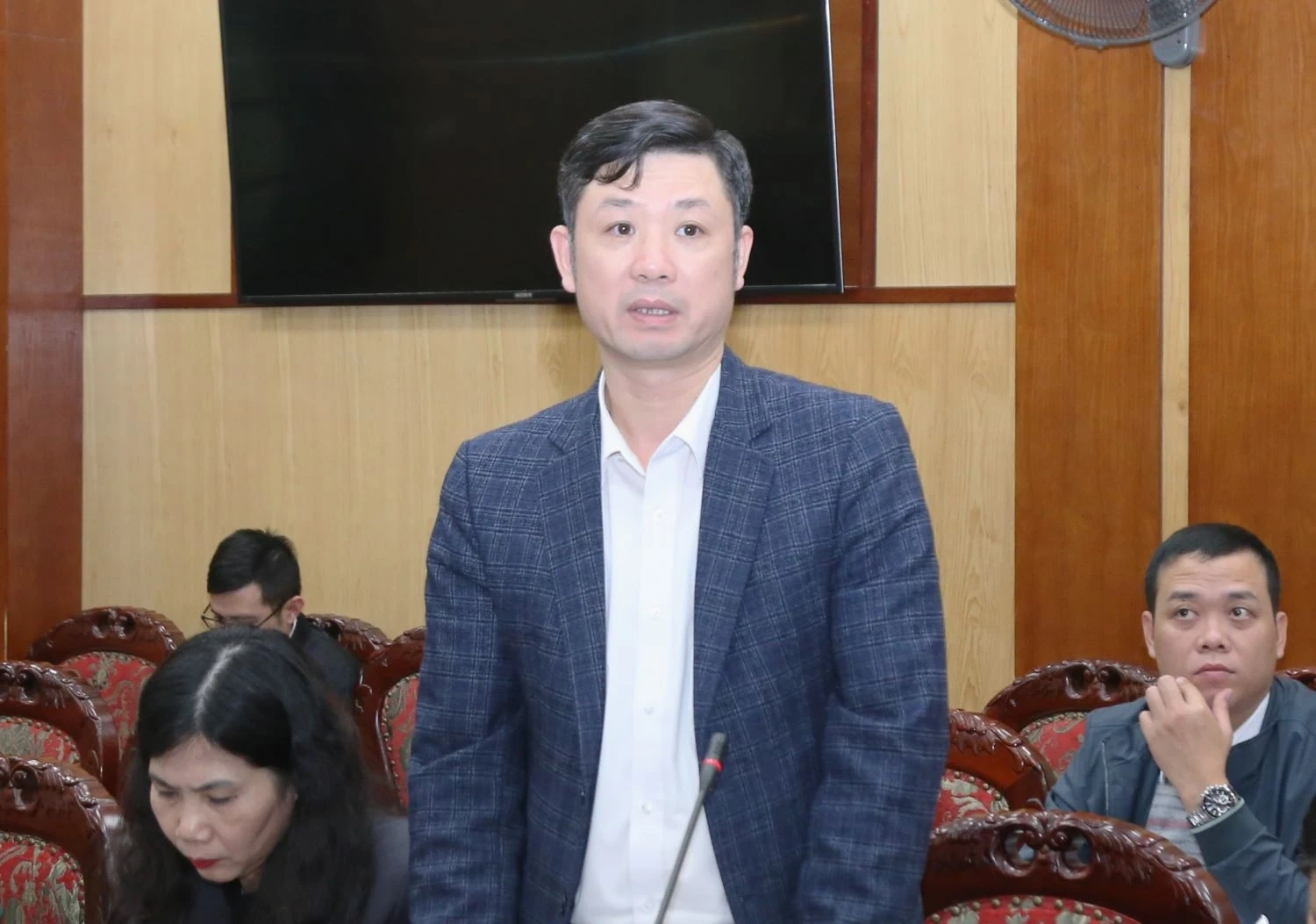 Chủ tịch UBND tỉnh chủ tr&igrave; phi&ecirc;n họp cho &yacute; kiến v&agrave;o c&aacute;c đề &aacute;n sắp xếp đơn vị sự nghiệp c&ocirc;ng lập