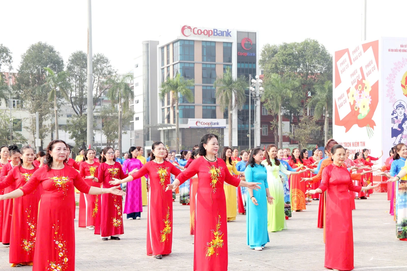 Hơn 700 phụ nữ phường Hạc Thành đồng diễn dân vũ kỷ niệm ngày Quốc tế Phụ nữ 8/3