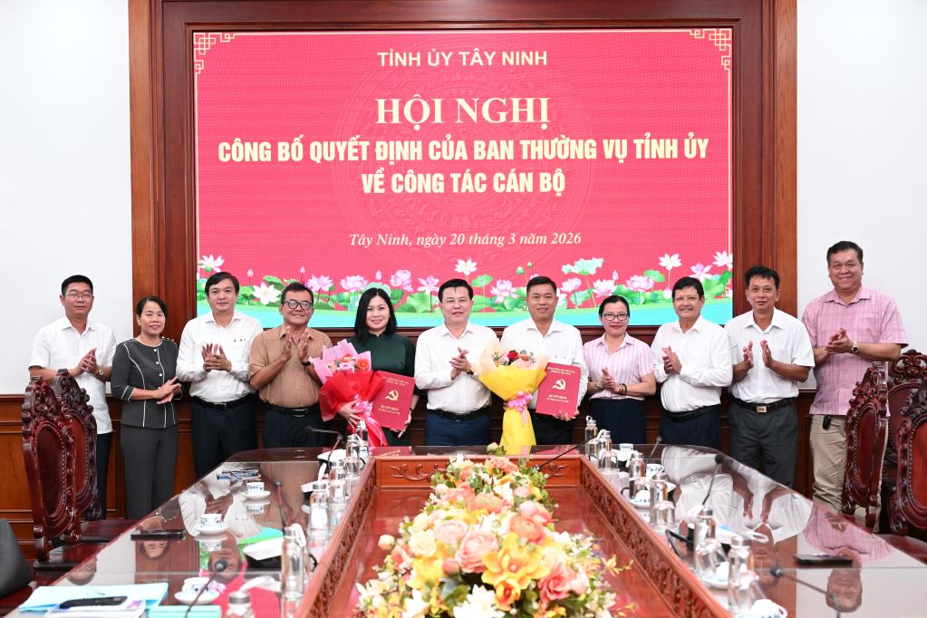 Phó Bí thư Tỉnh ủy, Chủ tịch Ủy ban MTTQ Việt Nam tỉnh Nguyễn Thanh Hải cùng các đại biểu chúc mừng đối với 2 đồng chí được điều động, bổ nhiệm
