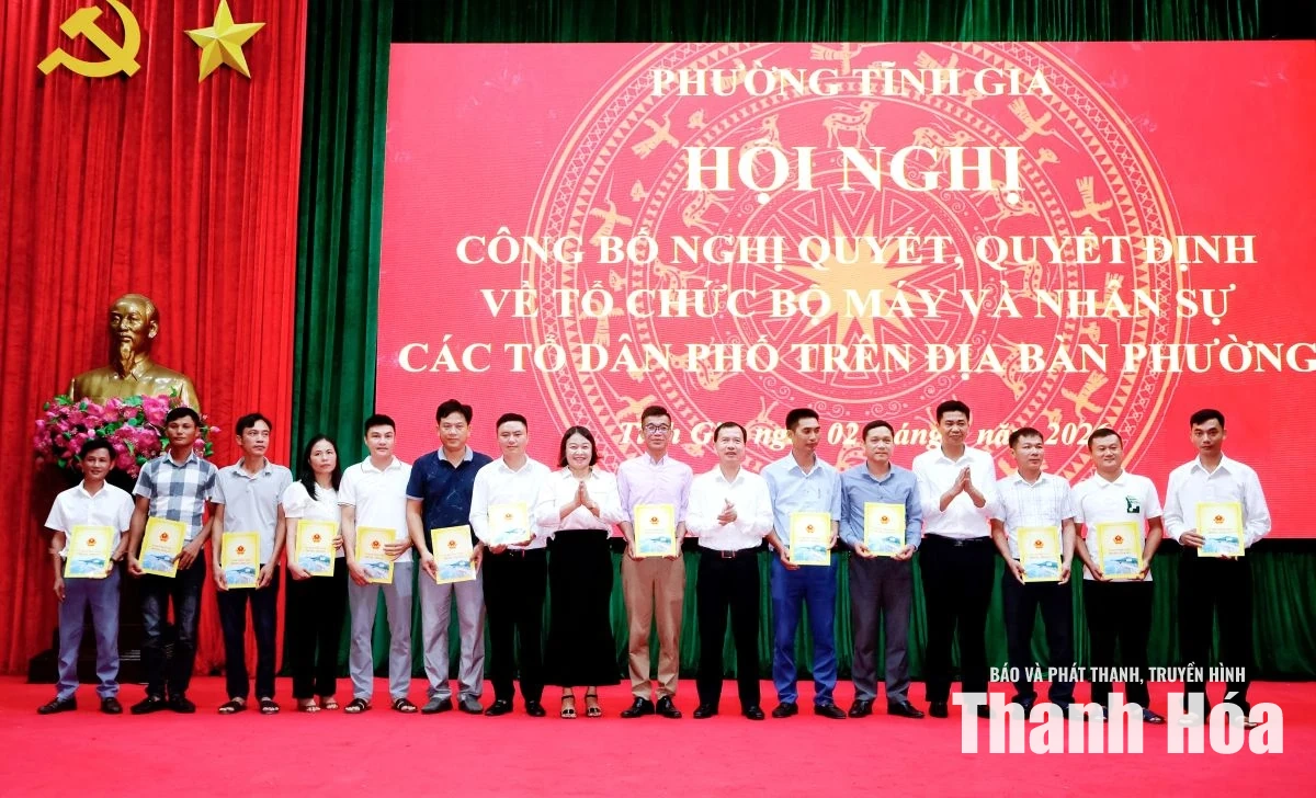 Phường Tĩnh Gia công bố các nghị quyết, quyết định kiện toàn tổ dân phố sau sắp xếp