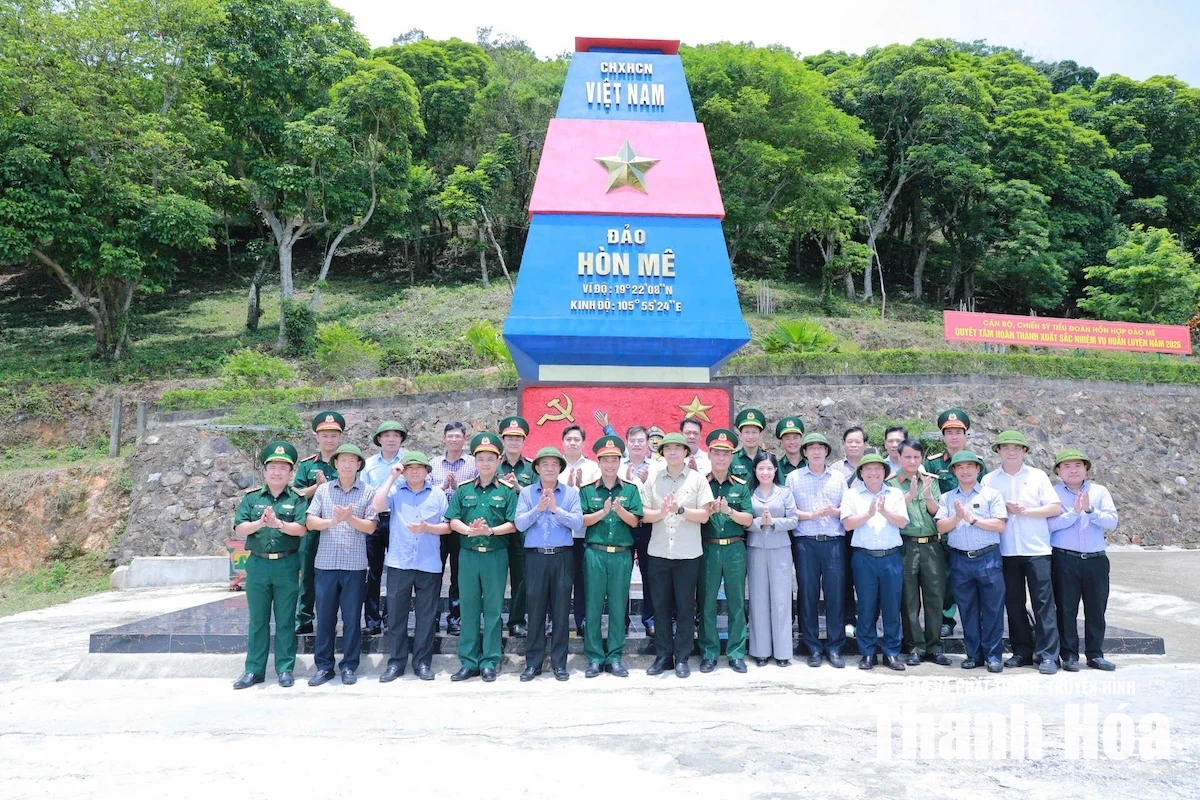 Bí thư Tỉnh ủy Lê Đức Thái dâng hương tưởng niệm các Anh hùng liệt sĩ và kiểm tra công tác sẵn sàng chiến đấu tại Đảo Mê