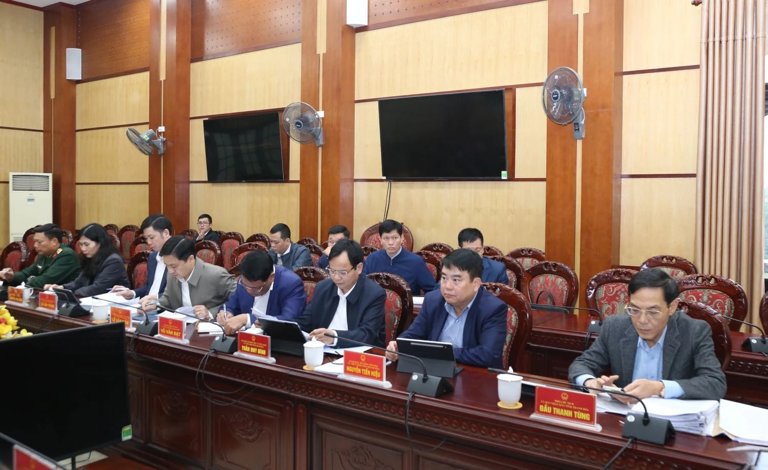 Chủ tịch UBND tỉnh chủ tr&igrave; phi&ecirc;n họp cho &yacute; kiến v&agrave;o c&aacute;c đề &aacute;n sắp xếp đơn vị sự nghiệp c&ocirc;ng lập