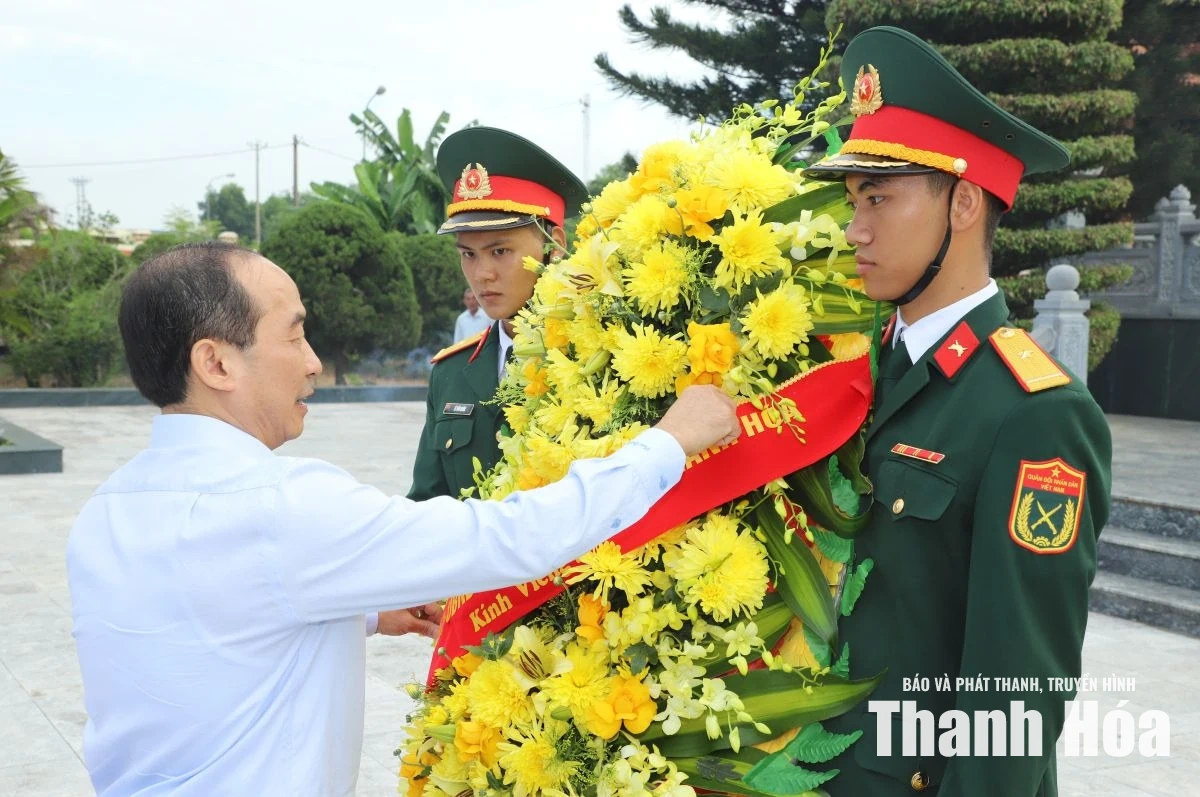 Phó Chủ tịch Thường trực HĐND tỉnh Lê Tiến Lam viếng các Anh hùng liệt sĩ; thăm, tặng quà gia đình chính sách