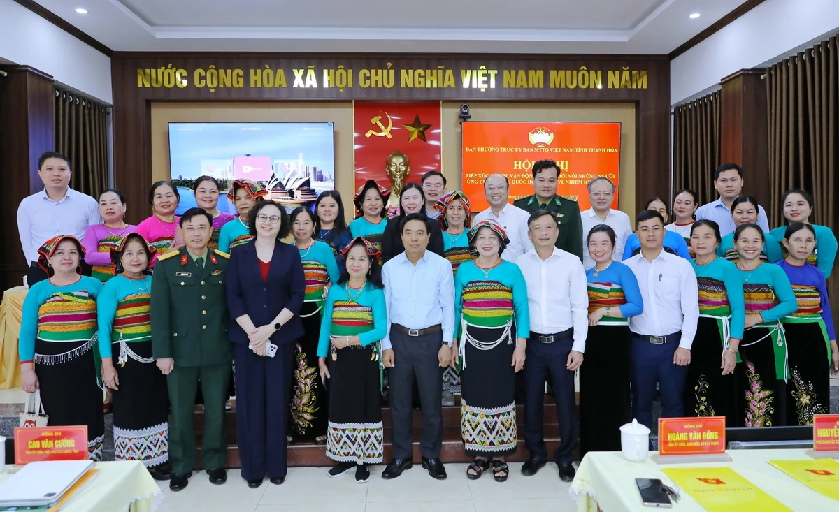 Bí thư Tỉnh ủy Nguyễn Doãn Anh và người ứng cử tiếp xúc cử tri, vận động bầu cử đại biểu Quốc hội, đại biểu HĐND tỉnh Thanh Hóa