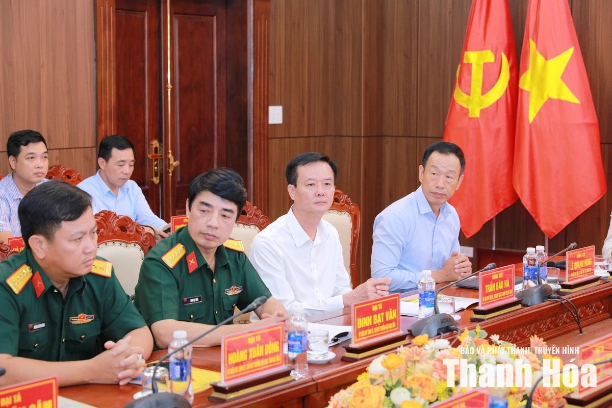 Bàn giao chức vụ Chính ủy Bộ Chỉ huy Quân sự tỉnh Thanh Hóa